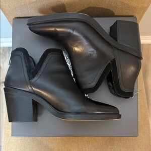 VINCE CAMUTO ~ Black Riggie Leather Heeled Ankle Bootie ~ 7M